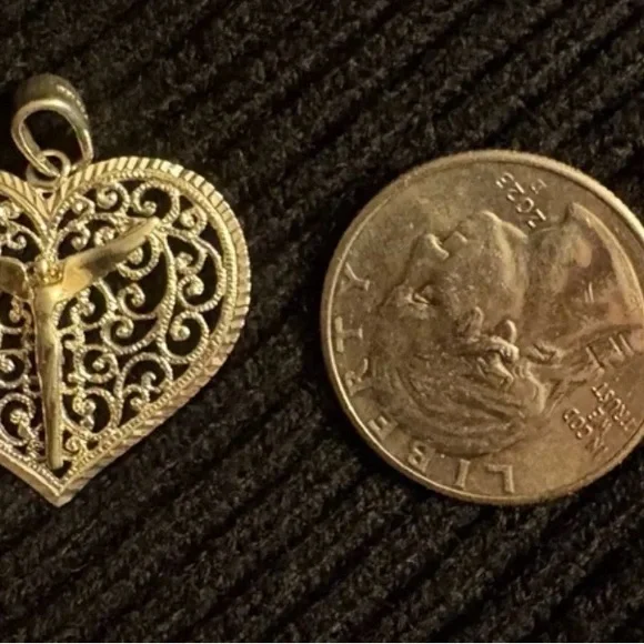 Sterling silver cross - Picture 2 of 3